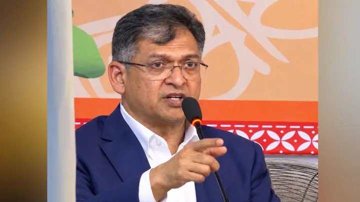 ‘আমাকে দেখলে তো লোকে সংবিধান বলে’, দুর্গাপূজার মণ্ডপে স্বরাষ্ট্রমন্ত্রী